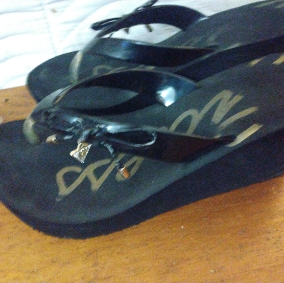 Guess Black with gold and rhinestones platform flip flops - Picture 5 of 10